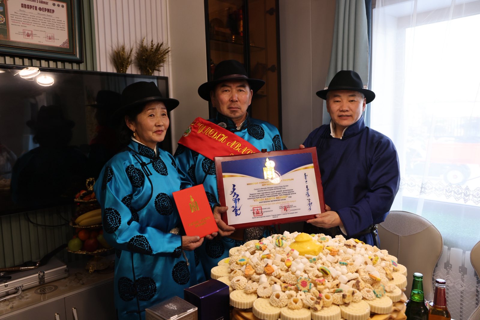 Сэлэнгэ аймгийн Мандал сумын фермер М.Батболдод “Улсын аварга фермер” цол, тэмдгийг гардуулан өгөв