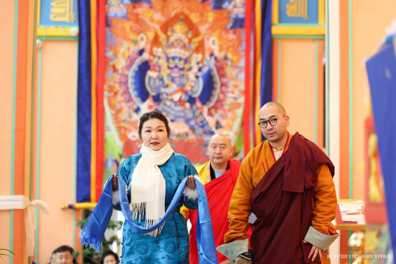 Очирдара шүтээнд мандал өргөж, төр түмний буян заяаг даатгалаа