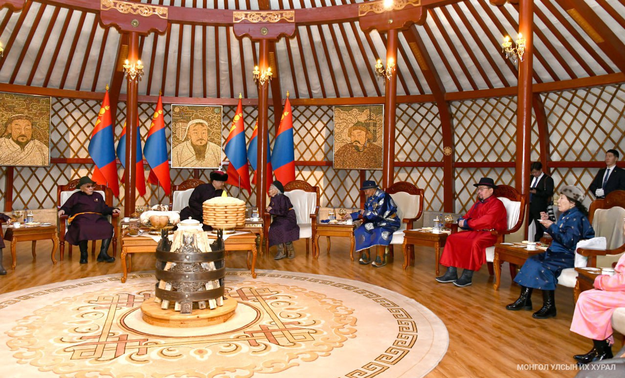 У.Хүрэлсүх, Г.Занданшатар, Н.Учрал нар ахмадуудад золгон, хүндэтгэл үзүүлэв