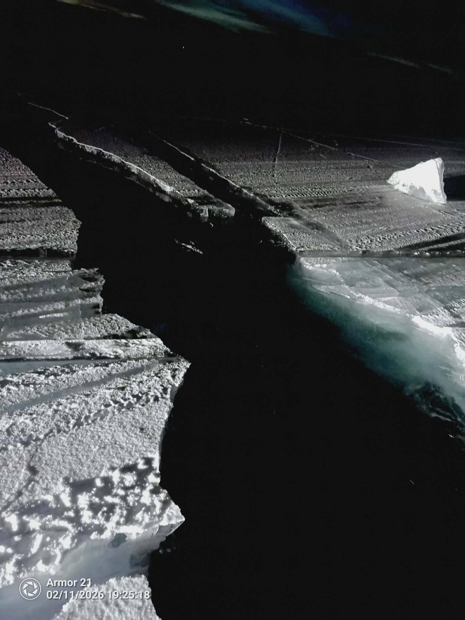 Хөвсгөл нууранд үүссэн хар хил рүү долоон хүнтэй машин орж, нэг том хүн, нэг хүүхэд живжээ