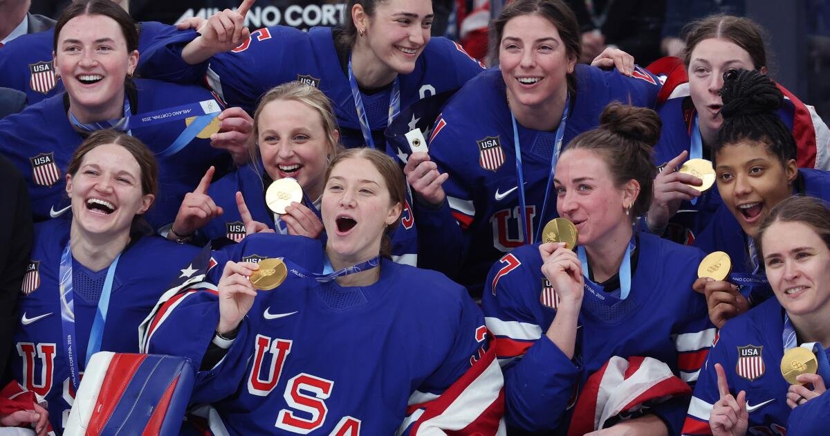 АНУ-ын эмэгтэй хоккейн шигшээ баг Канадыг буулган авч олимпын аварга боллоо