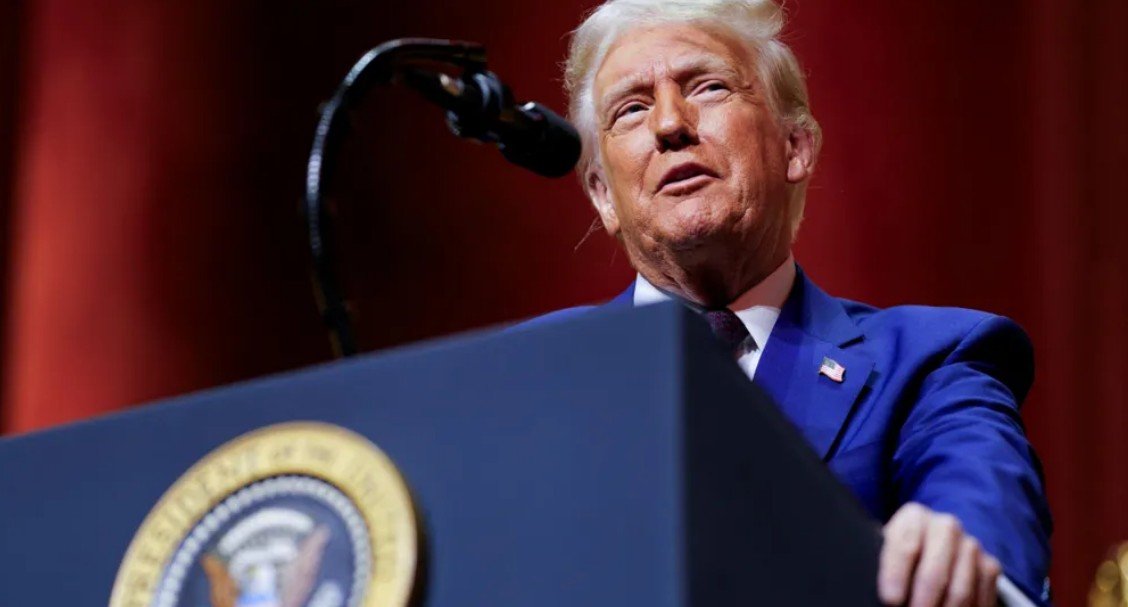 Трампын эдлэнд зэвсэгтэй этгээд нэвтрэхийг завдаж, нууц албаныханд буудуулжээ