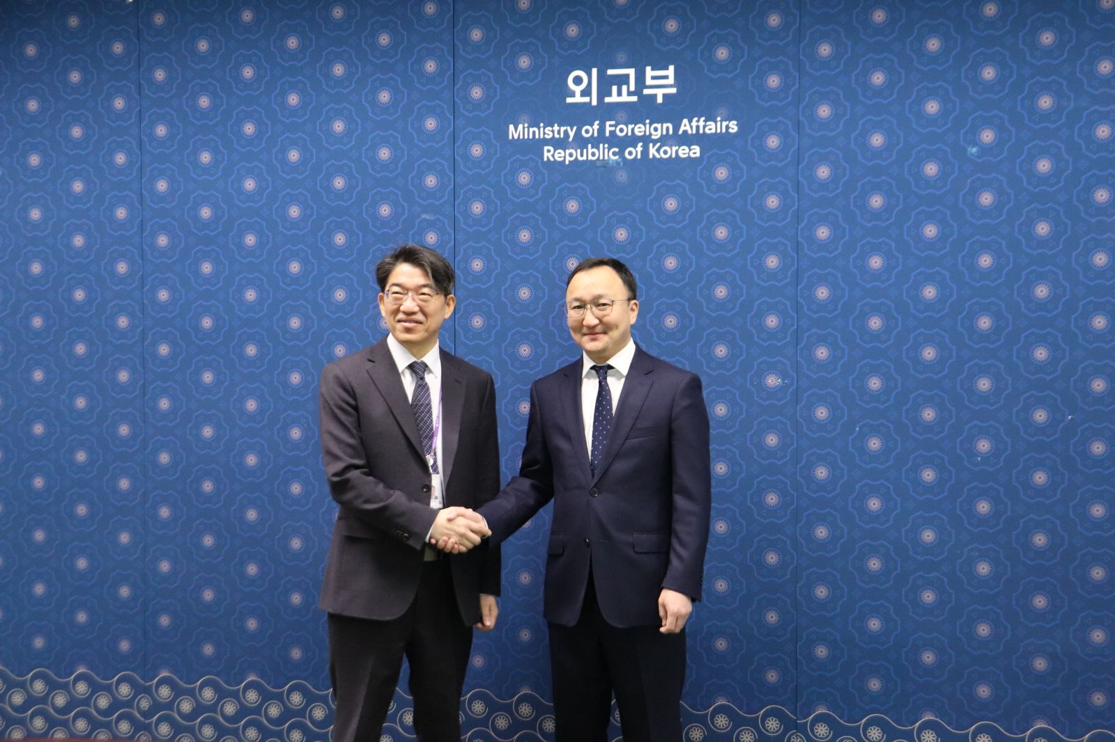 Солонгосын визийг цахим хэлбэрт шилжүүлэх, албадан буцааж байгааг шийдвэрлэх асуудлыг хөндөв