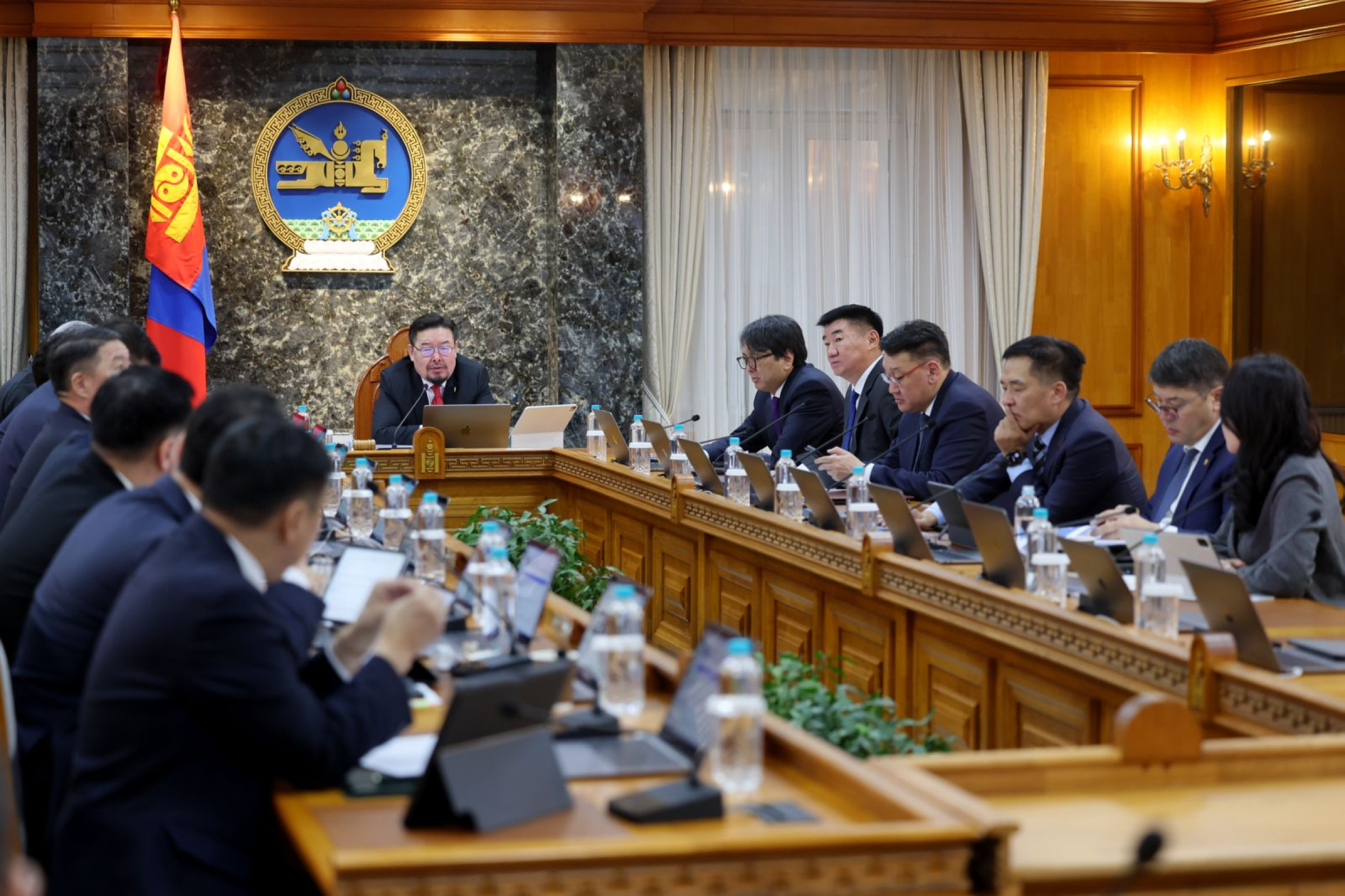 “Эрдэнэс Тавантолгой” ХК-ийн хувьцааны талаар хэлэлцэж байна