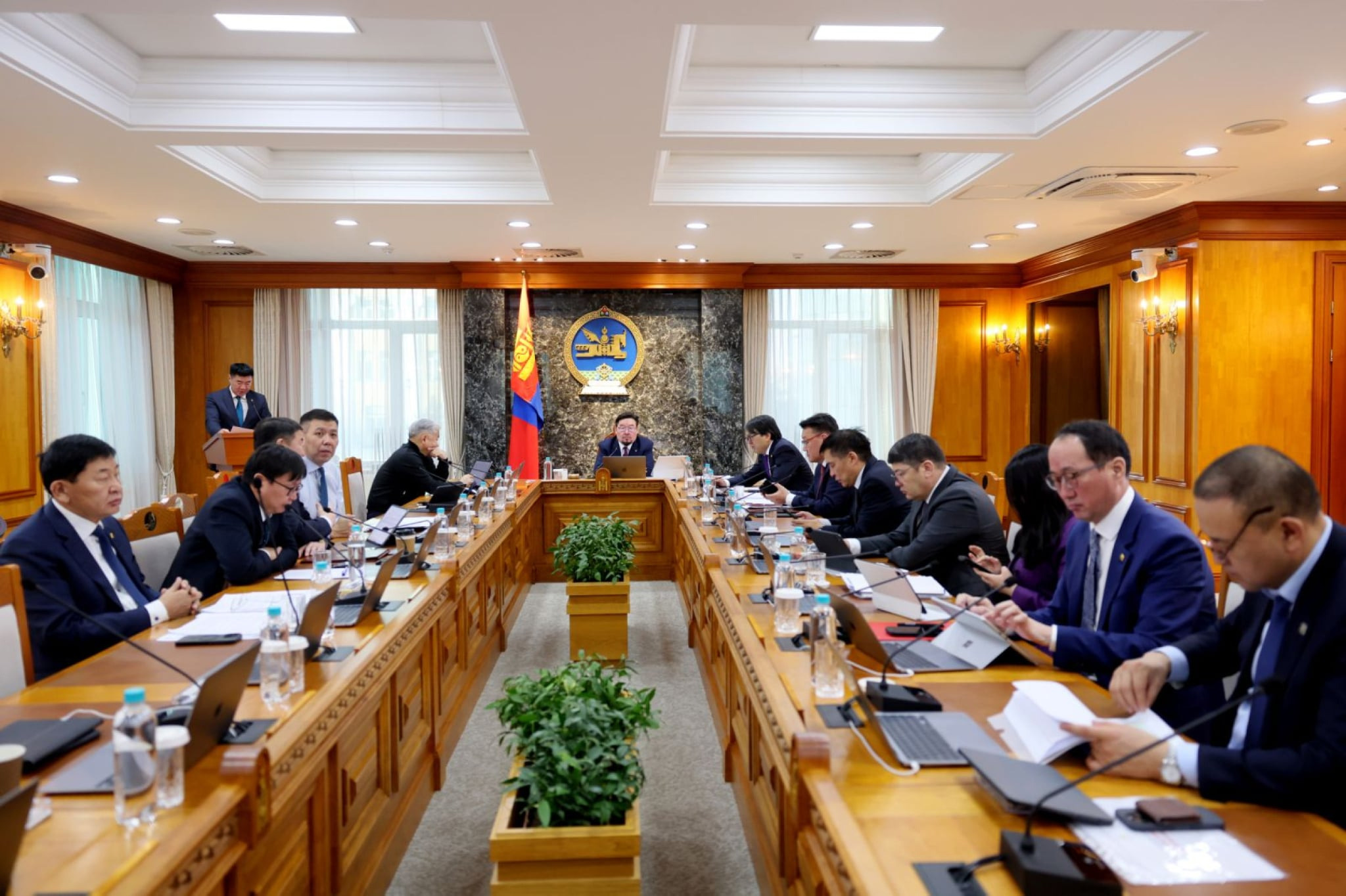 Засгийн газарт жижиг намууд “жижигдэж” байна