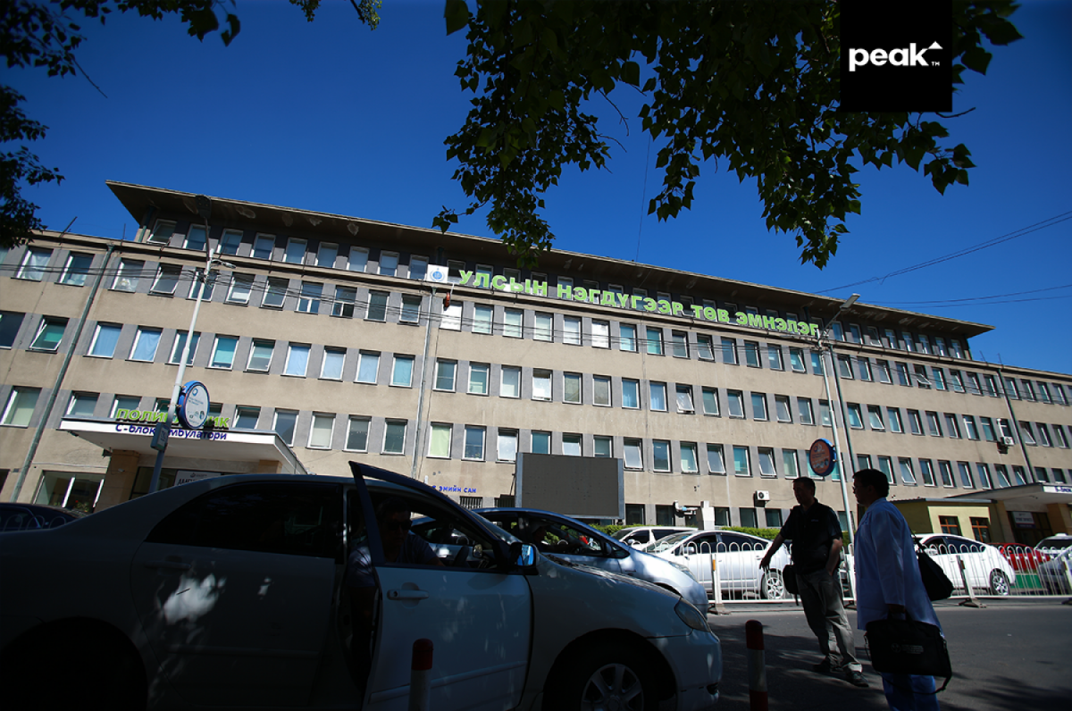 Улсын Нэгдүгээр Төв Эмнэлгийн удирдлага долоо хоногт гурван удаа солигдож үйл ажиллагаа нь доголджээ