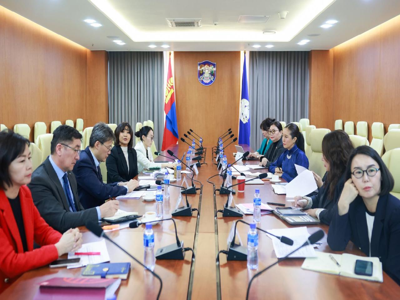 Монгол эрчүүдийн тулгамдсан асуудал ба жендэрийн хариуцлагатай оролцоог хэлэлцлээ