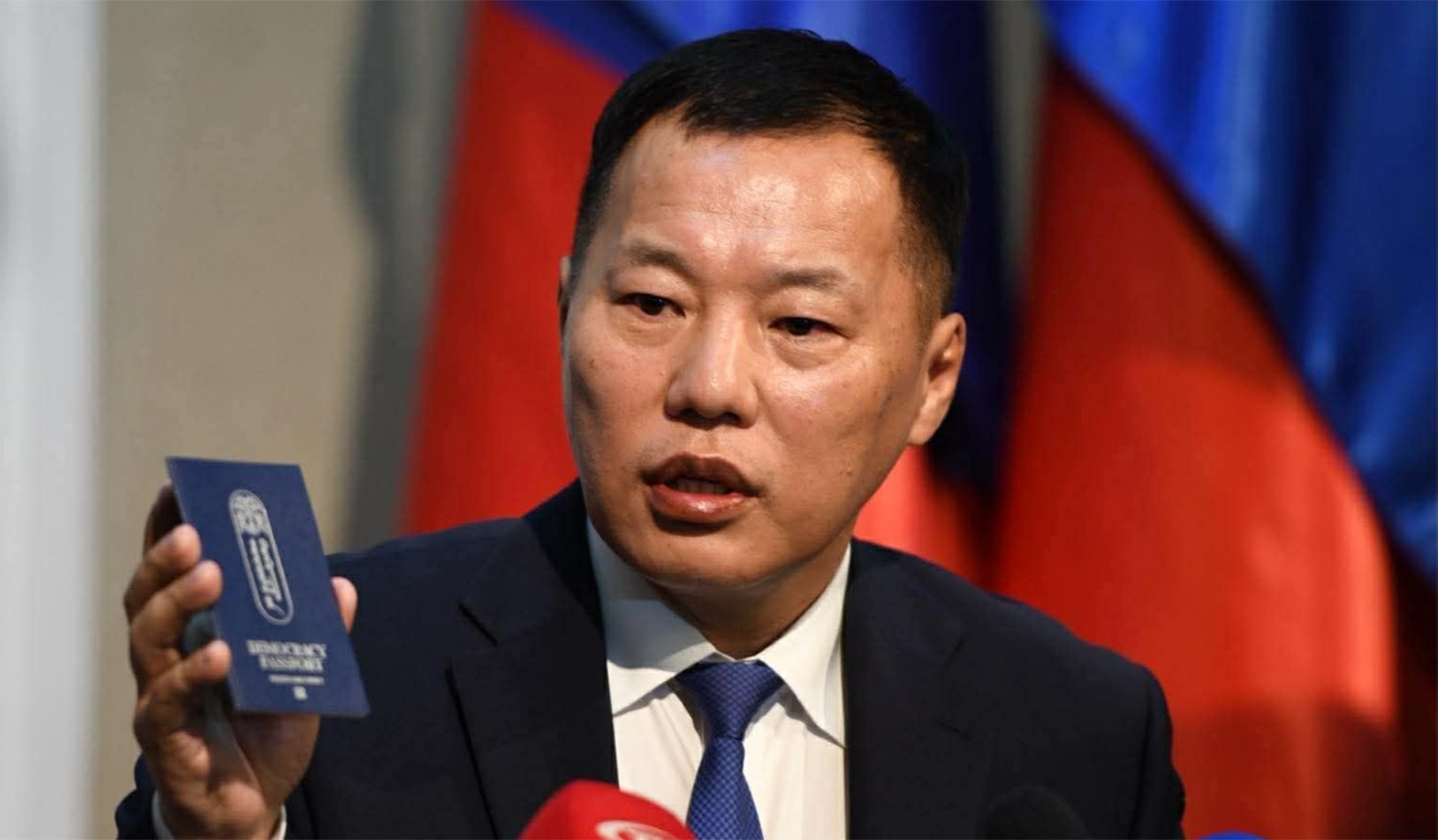 О.Цогтгэрэл АН-ын даргад жулдаж, намынх нь үйл ажиллагаа “жонхуураад” эхэллээ