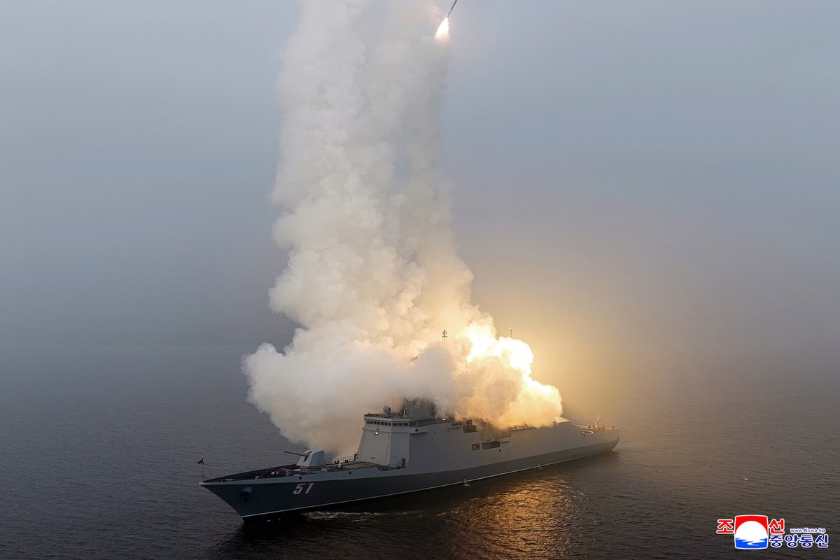 Ким Жон Ун "Чой Хён" ангиллын шинэ байлдааны хөлгөөс пуужин харвах туршилтыг удирджээ