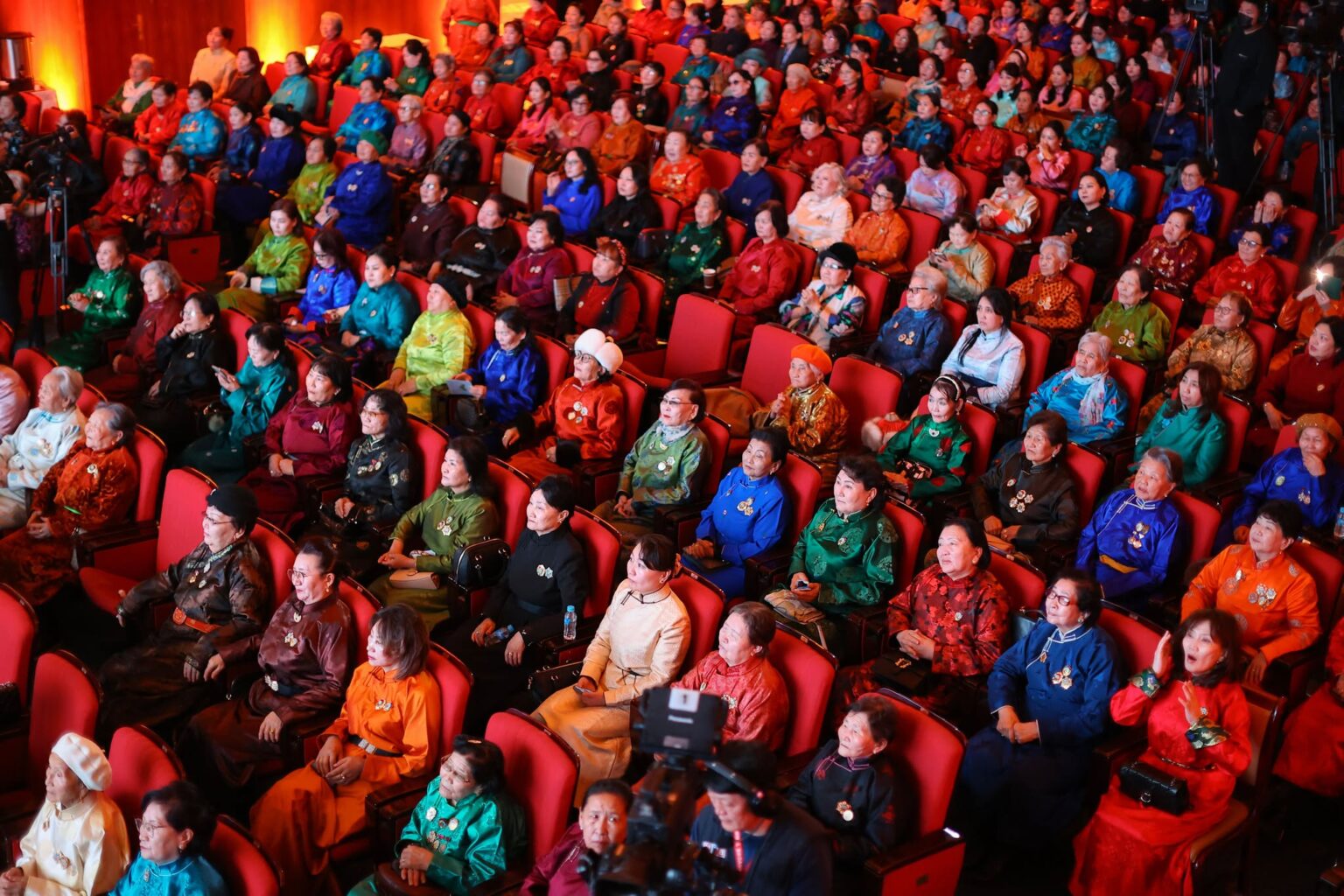 Ерөнхийлөгч У.Хүрэлсүх ээжүүд, охид, бүсгүйчүүдэд талархал илэрхийлж, сайн сайхан бүхнийг хүсэн ерөөв