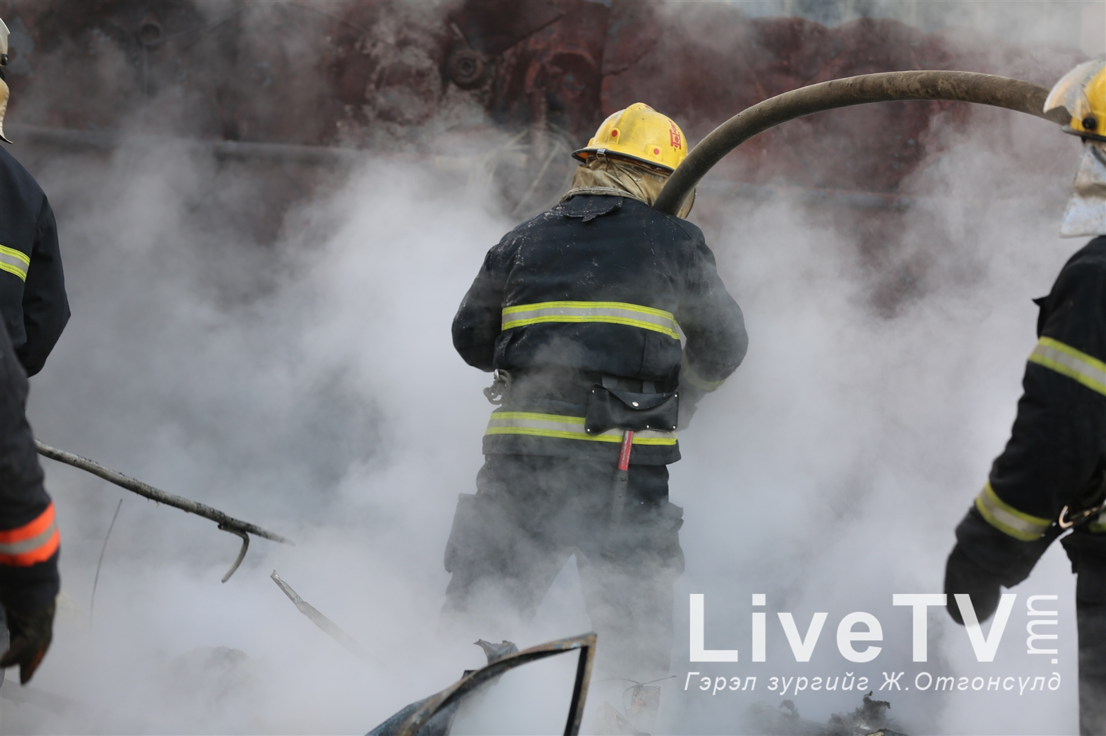 Авто засварын газарт гарсан галыг унтраахаар ажиллаж байна