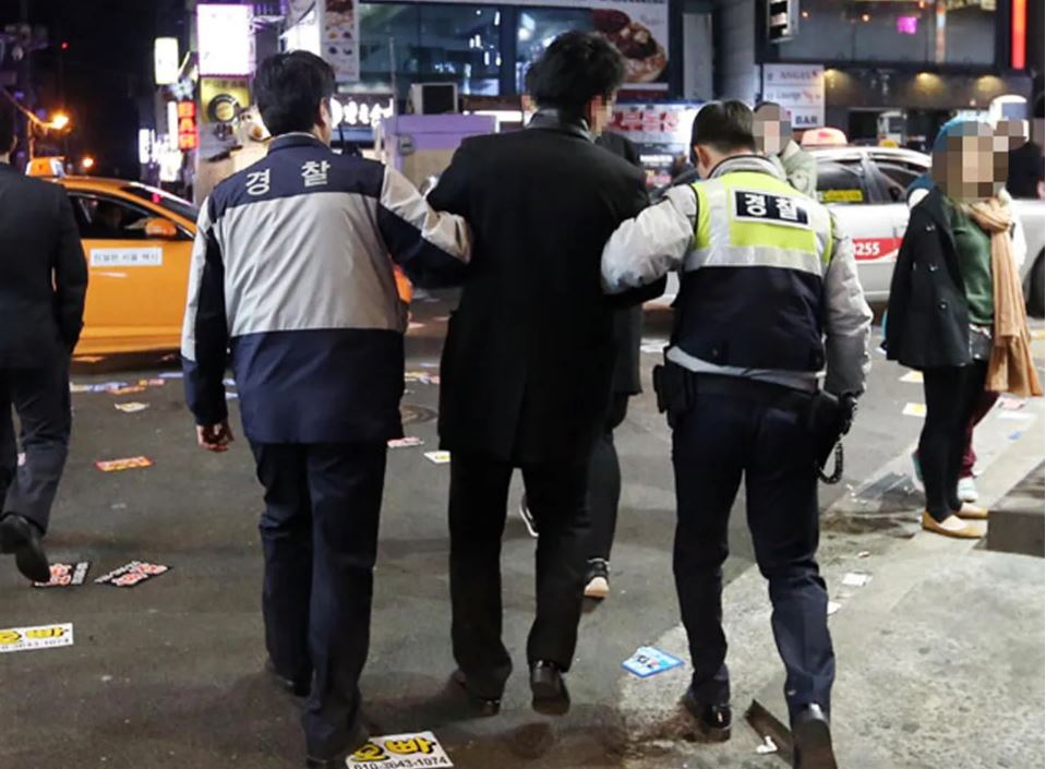 БНСУ-д цагдаагийн шалгалтаас зугтсан монгол иргэн таван давхраас үсэрч хүнд гэмтжээ