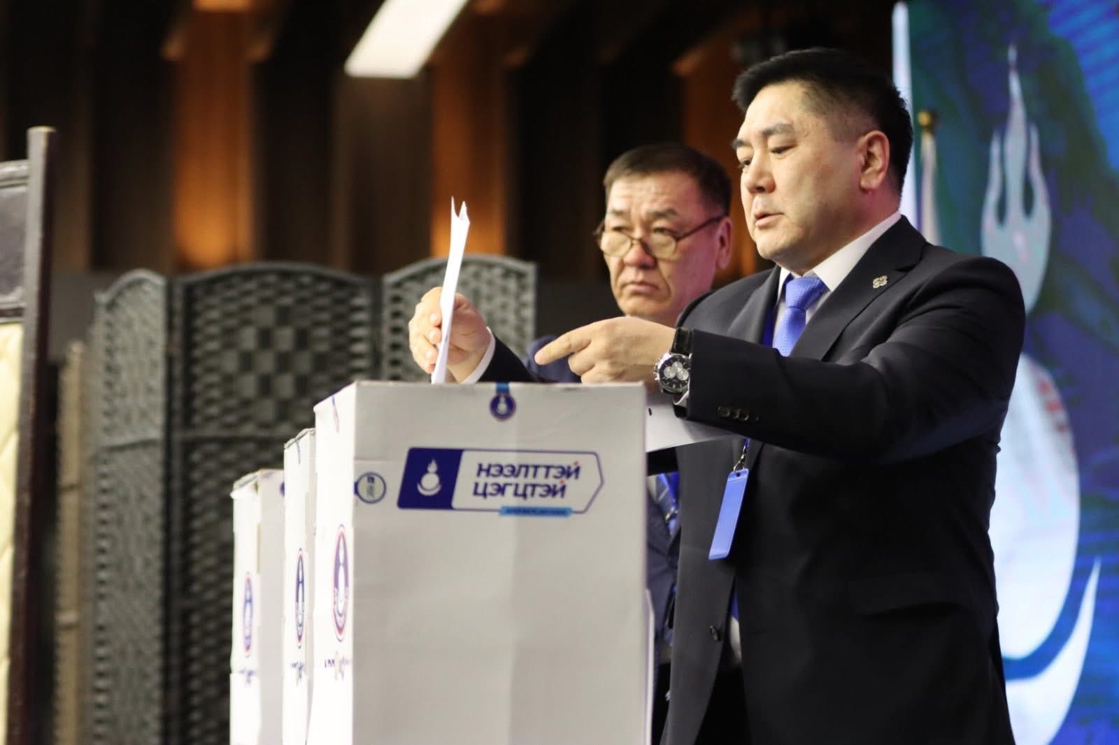 Баянзүрх дүүргийн Ардчилсан намын даргаар УИХ-ын гишүүн А.Ганбаатар сонгогджээ