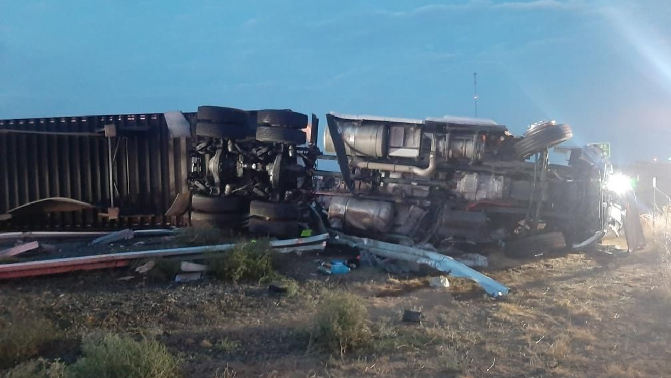 Хүнд даацын автомашин овоолго руу унаж жолооч нь хавчуулагджээ