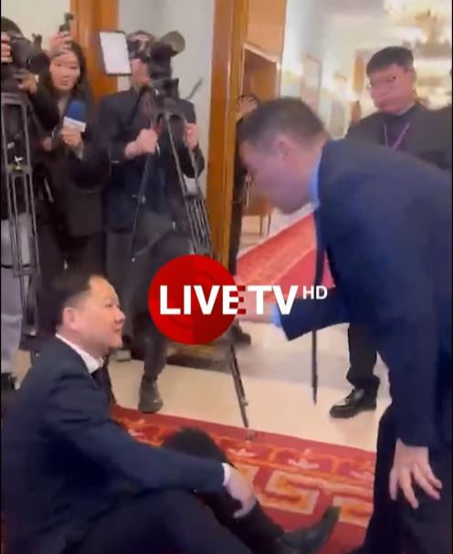 🔴 УИХ-ын гишүүн Д.Энхтүвшин нийслэлийн орлогч Т.Даваадалайг төрийн ордонд "зоджээ"