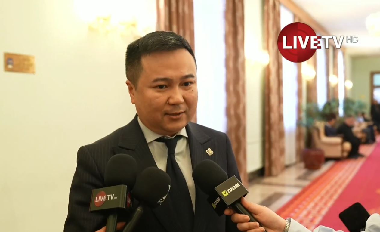 🔴 П.Сайнзориг:  "Х.Нямбаатар дарга түр 00 орчихоод ирье" гээд гарсан гэж хэлэх үед Т.Даваадалайг хурлын танхимаас авч гарсан