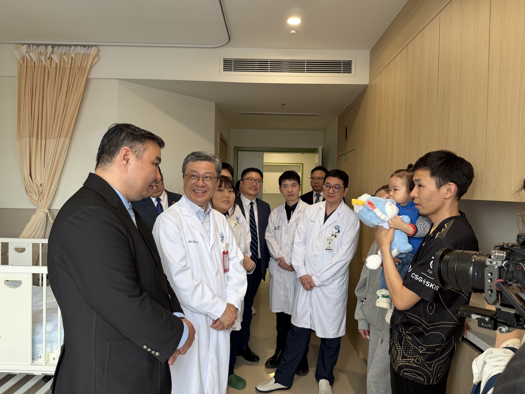 Найман сартай нярайд элэг шилжүүлэн суулгасан эмнэлгийн хамт олонд талархал илэрхийлэв