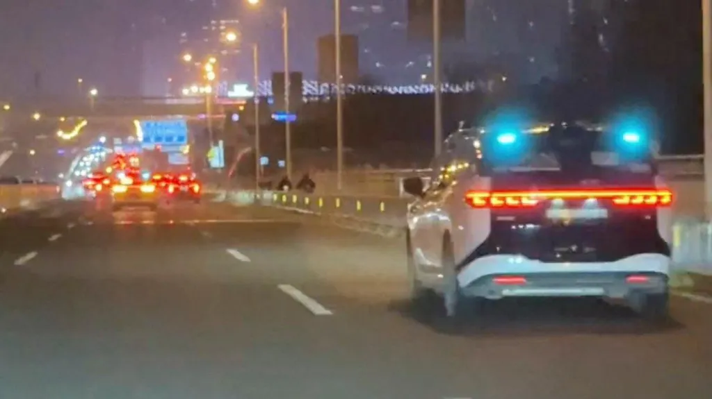 Ухань хотод жолоочгүй таксинууд түгжрэл үүсгэжээ