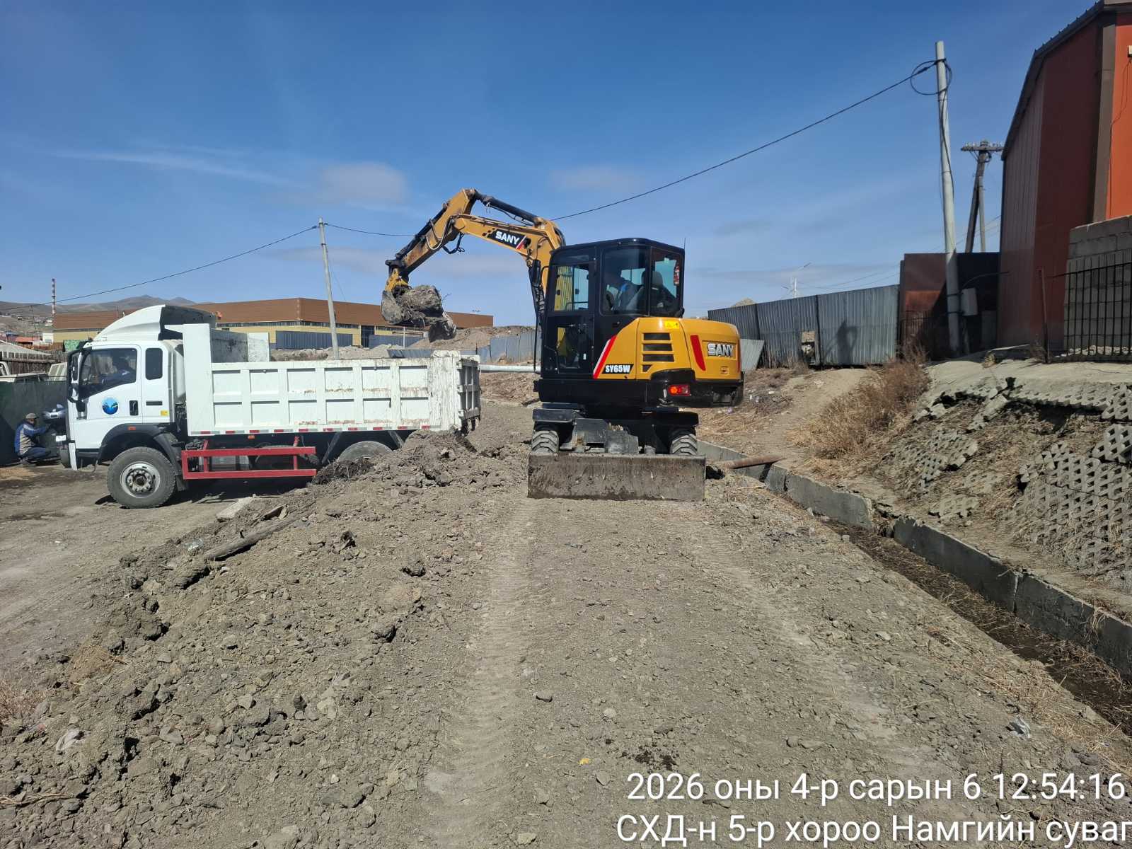 Үерийн хамгаалалтын далан, сувгийн цэвэрлэгээг тогтмол хийж байна
