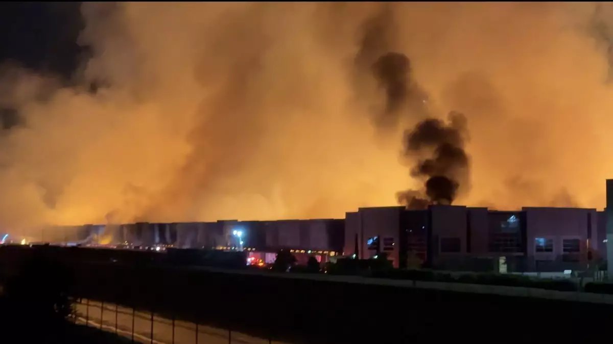 Калифорнид Kimberly-Clark компанийн агуулах шатаж цаасан бүтээгдэхүүний хомстол үүсэх эрсдэл үүсжээ