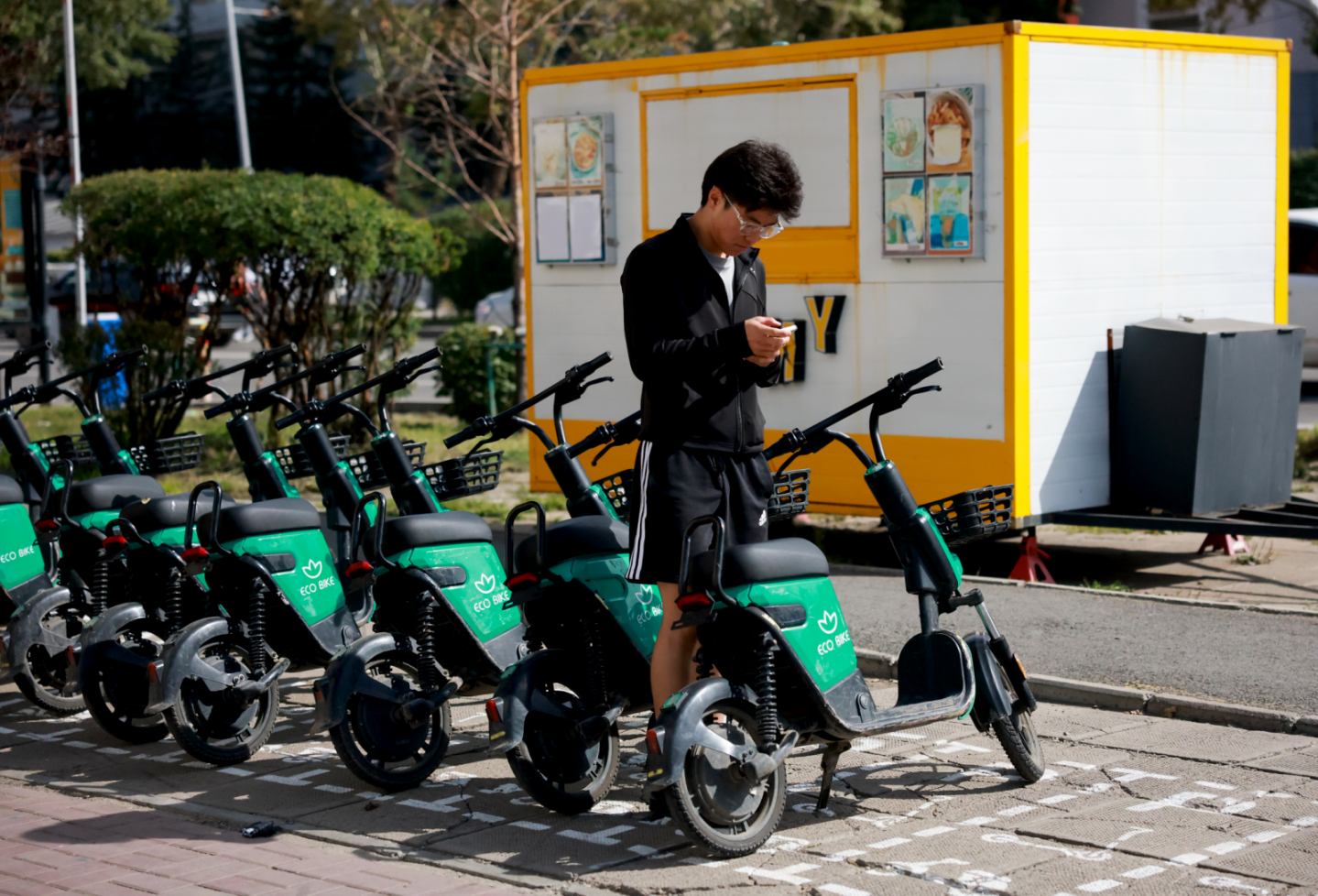 Өнөөдрөөс скүүтер, мопед явган хүний замаар зорчихгүй