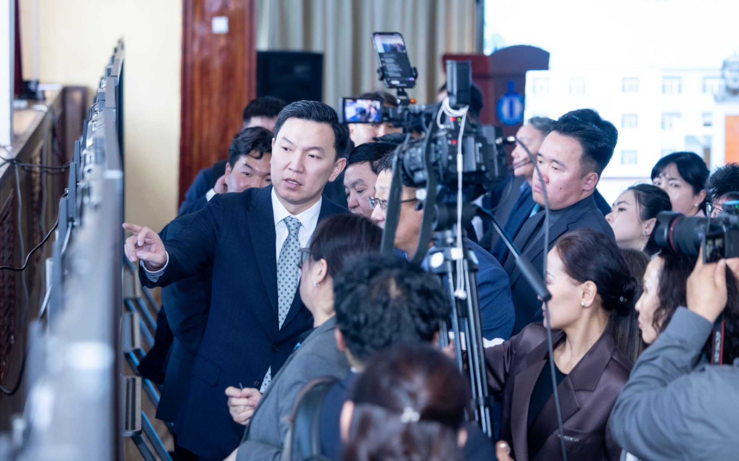 Багш, ажилтнуудын цалингийн асуудлыг Засгийн газрын ирэх долоо хоногийн хуралдаанаар шийдвэрлэнэ