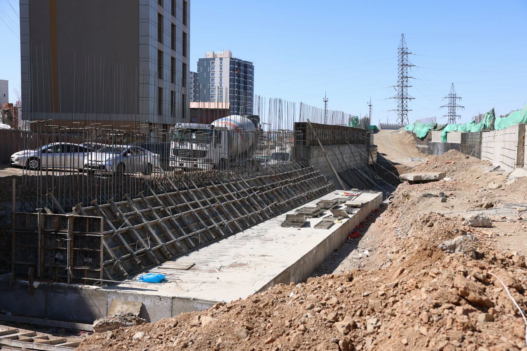 Толгойтоос III IV хороолол хүртэлх 3.9 км авто замын ажил 90 хувьтай үргэлжилж байна