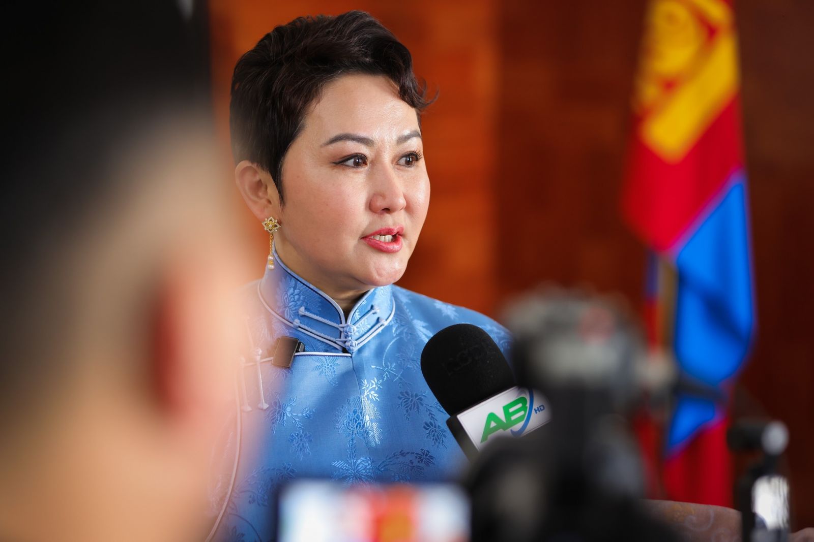 "Паспортын дамчин” нэвтрүүлэгтээ Гадаад харилцааны сайд Б.Батцэцэгтэй хамаатай  ямар баримтуудыг ил болгов?