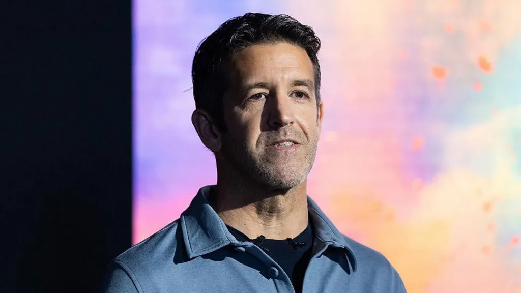 Apple компанийн шинэ гүйцэтгэх захирлаар Жон Тернус томилогдлоо