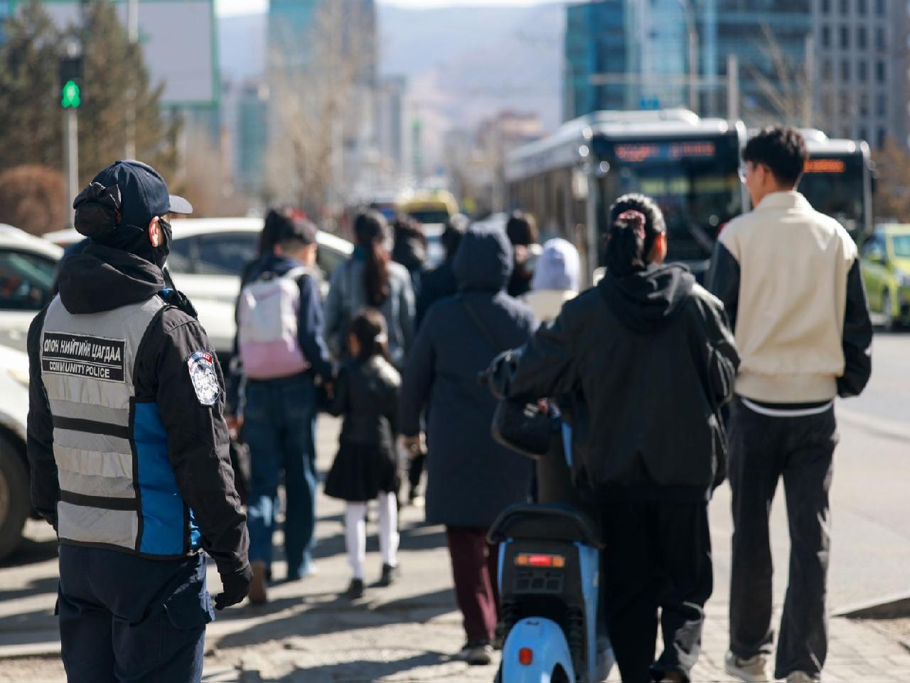Скүүтер, мопедтой иргэд чихэвчтэй, хоёулаа сундалж явж байгаа нь эрсдэлийг нэмэгдүүлж байна