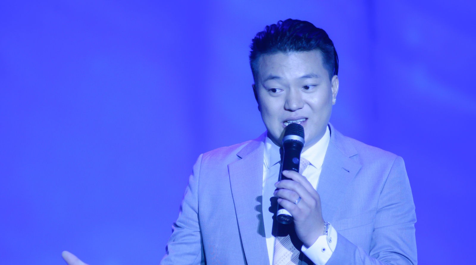 Дуучин Б.Амархүү "Ажлаас чинь халуулна, угтаж авсангүй" гэх зэргээр манай ажилчидтай зүй бусаар харьцсан гэв