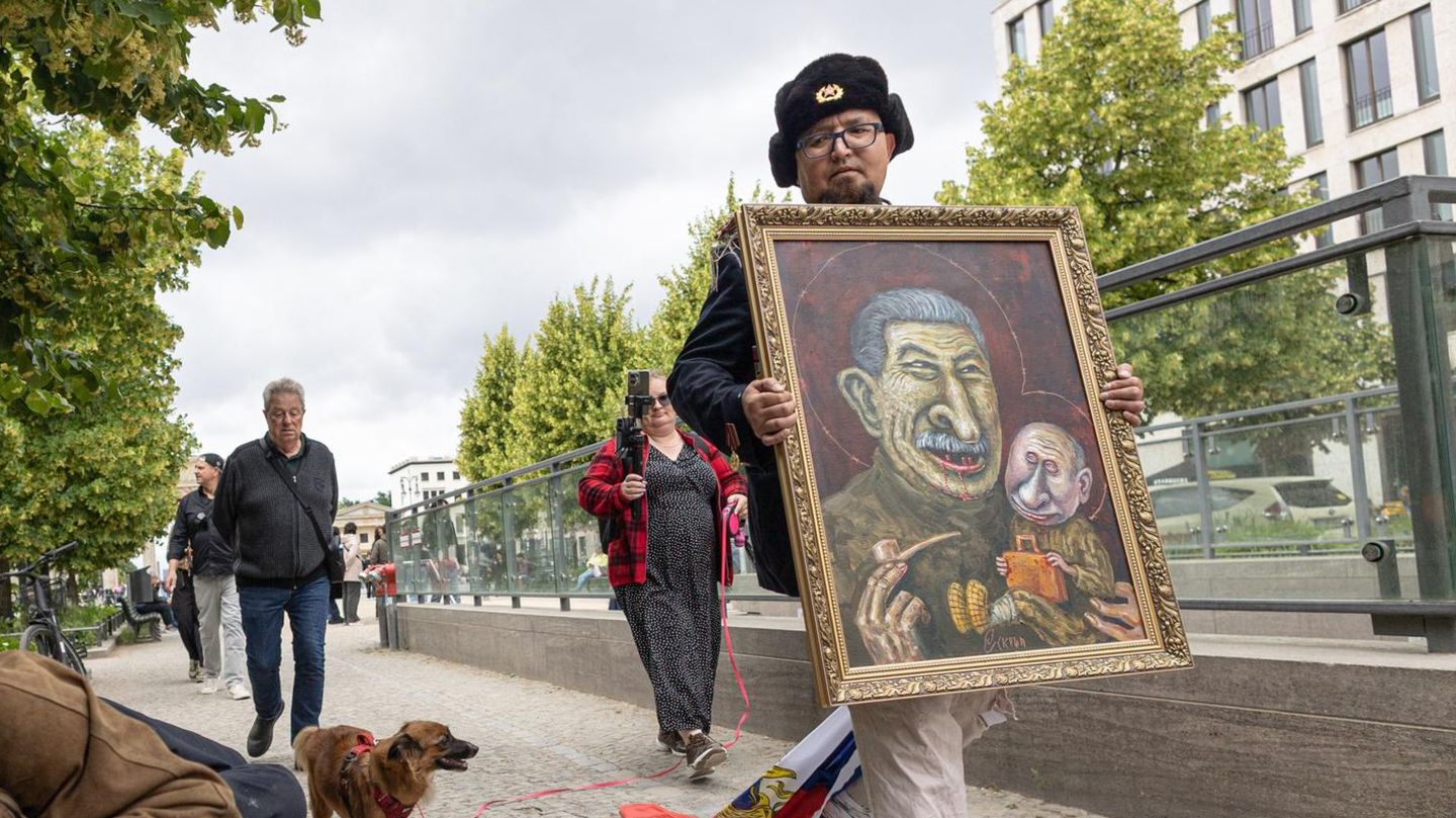 Путиныг шоглож зурдаг Оросын тэрслүү зураач Польшид буудуулан амиа алджээ