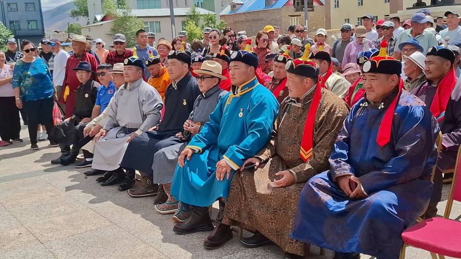 Завхан аймгийн нутгийн зөвлөл улсын цол хүртсэн бөхчүүддээ хүндэтгэл үзүүллээ